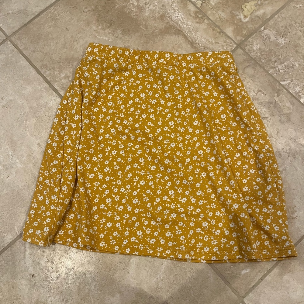 Tilly’s Yellow and white soft floral skirt